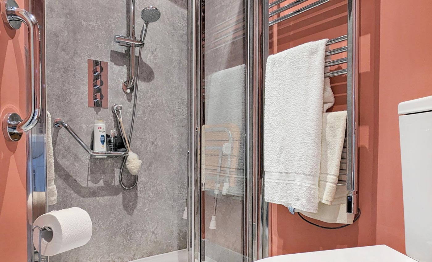 ensuite-accessible-shower-1400A Accessible ensuite bathroom design